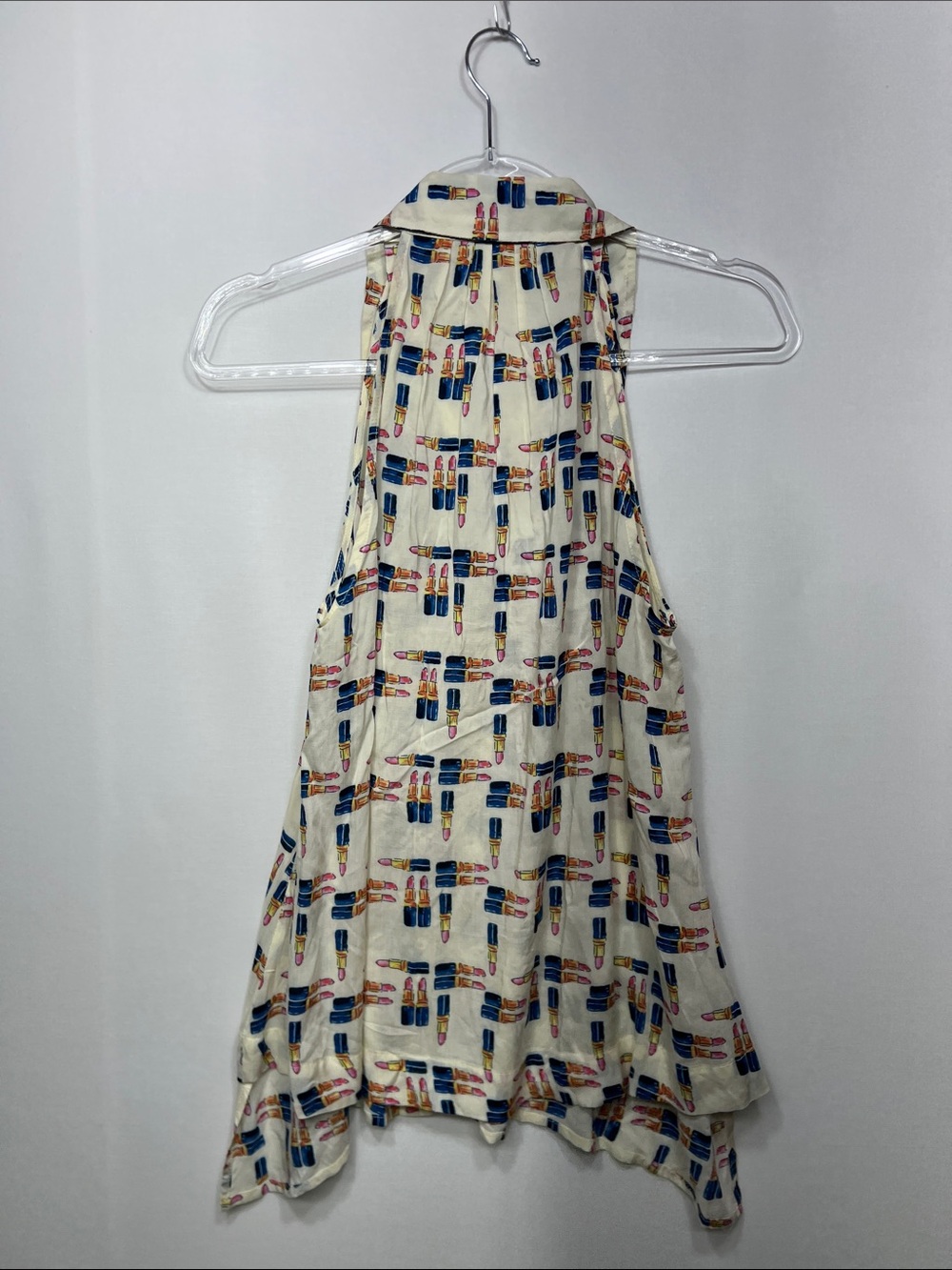 Maeve Cream Sleeveless Button-Front Top with Navy and Pink Lipstick Print - Picture 6 of 8